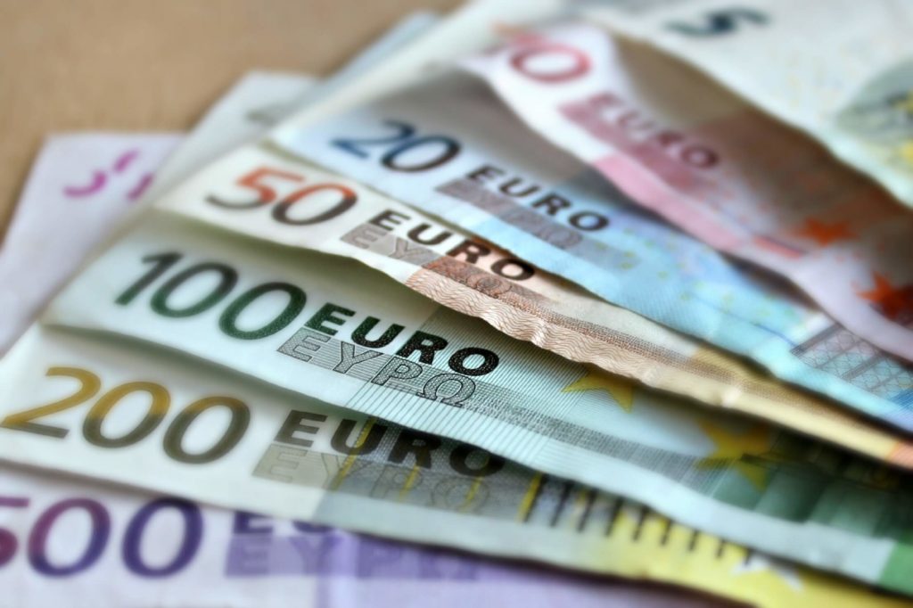 bank-note-euro-bills-paper-money-63635.jpeg-e1489672529940